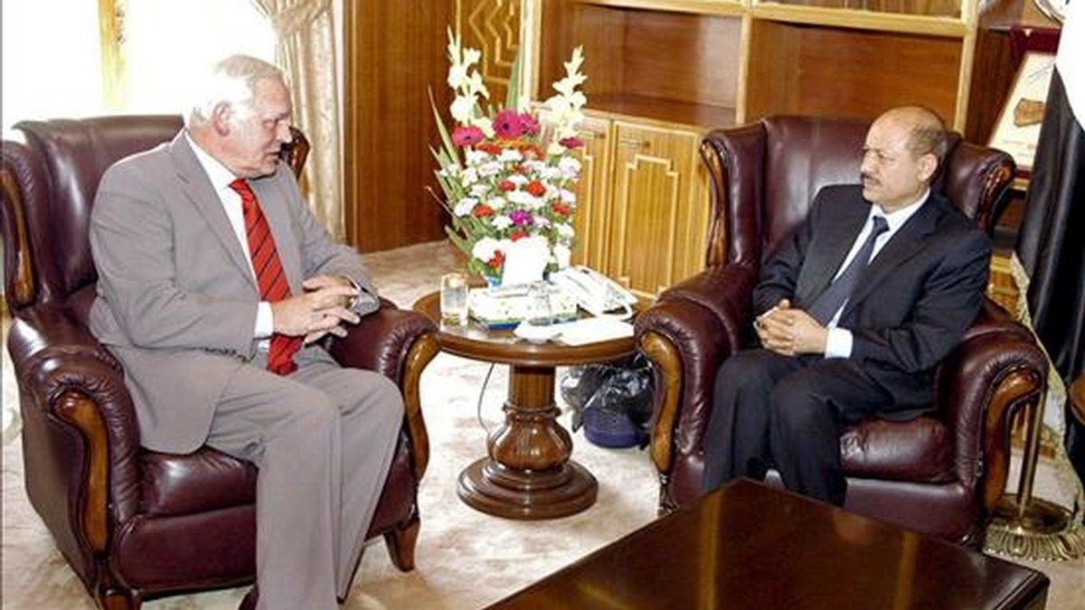 Fotografía facilitada hoy lunes por el Ministerio del Interior yemení de una reunión entre el vicepresidente para la Seguridad y Defensa de Yemen, Rashad al-Alimi (dcha.), y el embajador holandés en el país, Harry Buikema (i), en Saná. EFE/Yemen Interior Ministry Fotografía facilitada hoy lunes por el Ministerio del Interior yemení de una reunión entre el vicepresidente para la Seguridad y Defensa de Yemen, Rashad al-Alimi (dcha.), y el embajador holandés en el país, Harry Buikema (i), en Saná. EFE/Yemen Interior Ministry