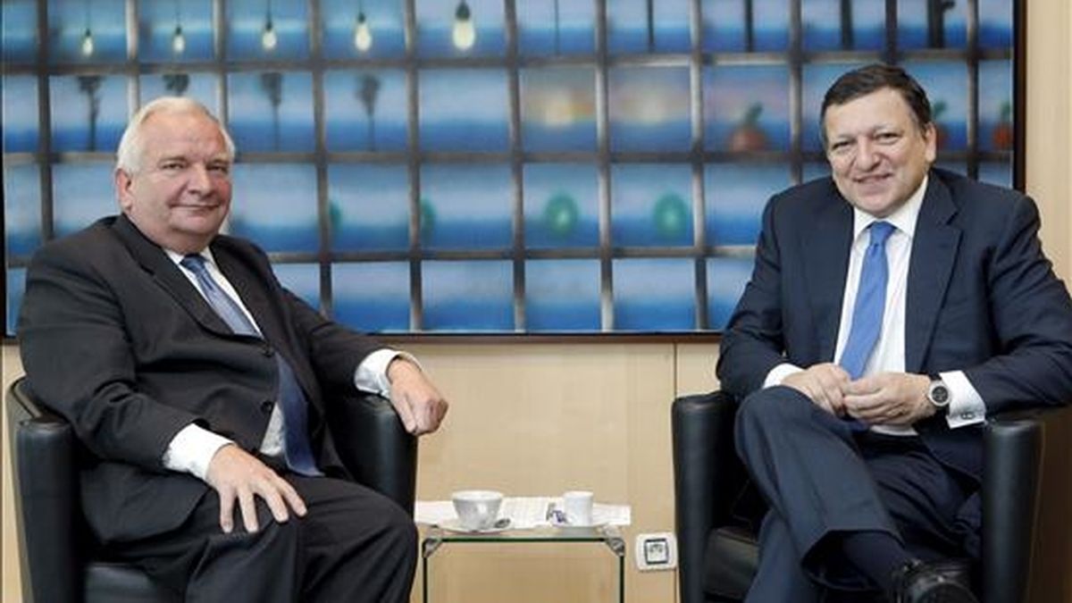 El presidente de la Comisión Europea, Jose Manuel Durao Barroso, y el presidente del grupo del conservador Partido Popular Europeo (PPE), el francés Joseph Daul, durante su reunión en Bruselas, Bélgica. EFE