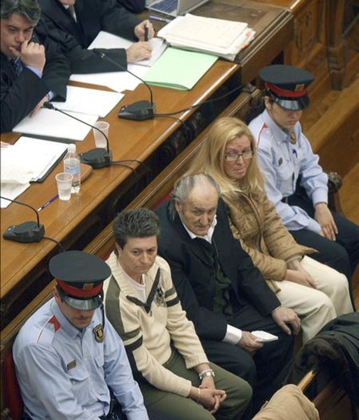 De izquierda a derecha, Anabel Toyas, Joan Sesplugues y Carme Badia, los tres acusados de asesinar a la psicóloga Anna Permanyer, durante un juicio celebrado en 2008 en la Audiencia de Barcelona. EFE/Archivo