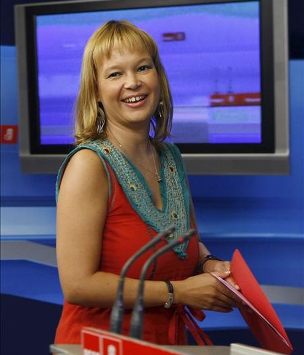 La secretaria de Organización del PSOE, Leire Pajín, momentos antes de la rueda de prensa que ofeció hoy en la sede nacional de su partido, en Madrid, en la que ha valorado los datos del paro en julio dados a conocer hoy. EFE La secretaria de Organización del PSOE, Leire Pajín, momentos antes de la rueda de prensa que ofeció hoy en la sede nacional de su partido, en Madrid, en la que ha valorado los datos del paro en julio dados a conocer hoy. EFE