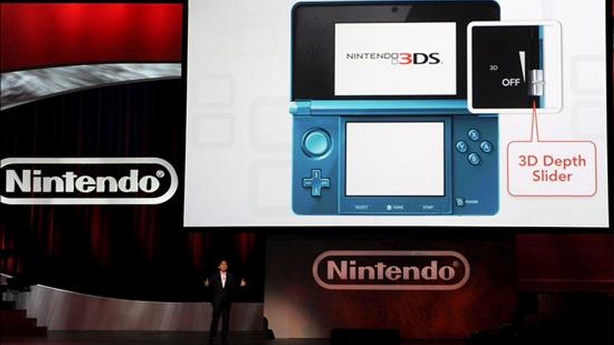 El presidente de Nintendo, Satoru Iwata, muestra su anticipada Nintendo 3DS, su consola portátil con imágenes en tres dimensiones, en Los Ángeles, Estados Unidos, el pasado 15 de junio. EFE/Archivo