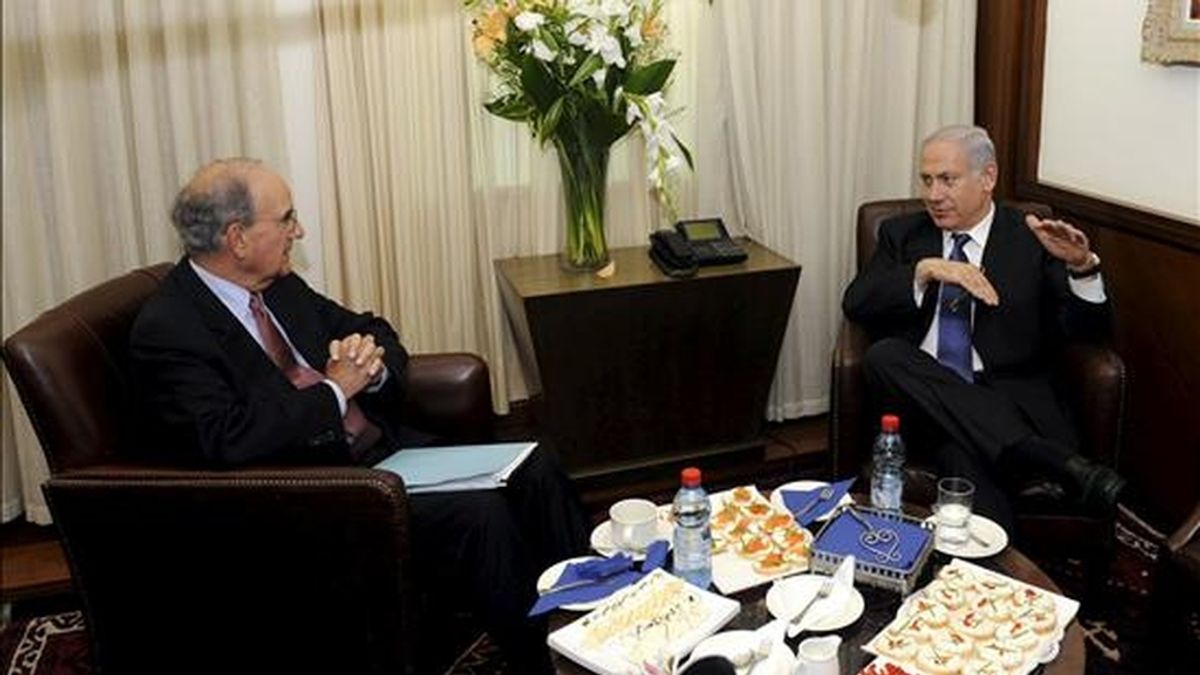 Foto facilitada por la embajada de Estados Unidos que muestra al primer ministro israelí, Benjamin Netanyahu (d), durante una reunión con el enviado especial de EE.UU para Oriente Medio, George Mitchell, en Jerusalén este viernes. EFE
