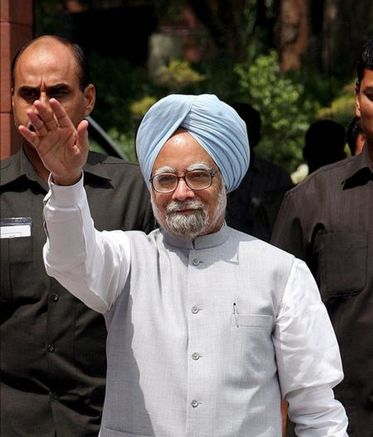El primer ministro indio, Manmohan Singh, saluda hoy a los periodistas en el Parlamento en Nueva Delhi (India). EFE