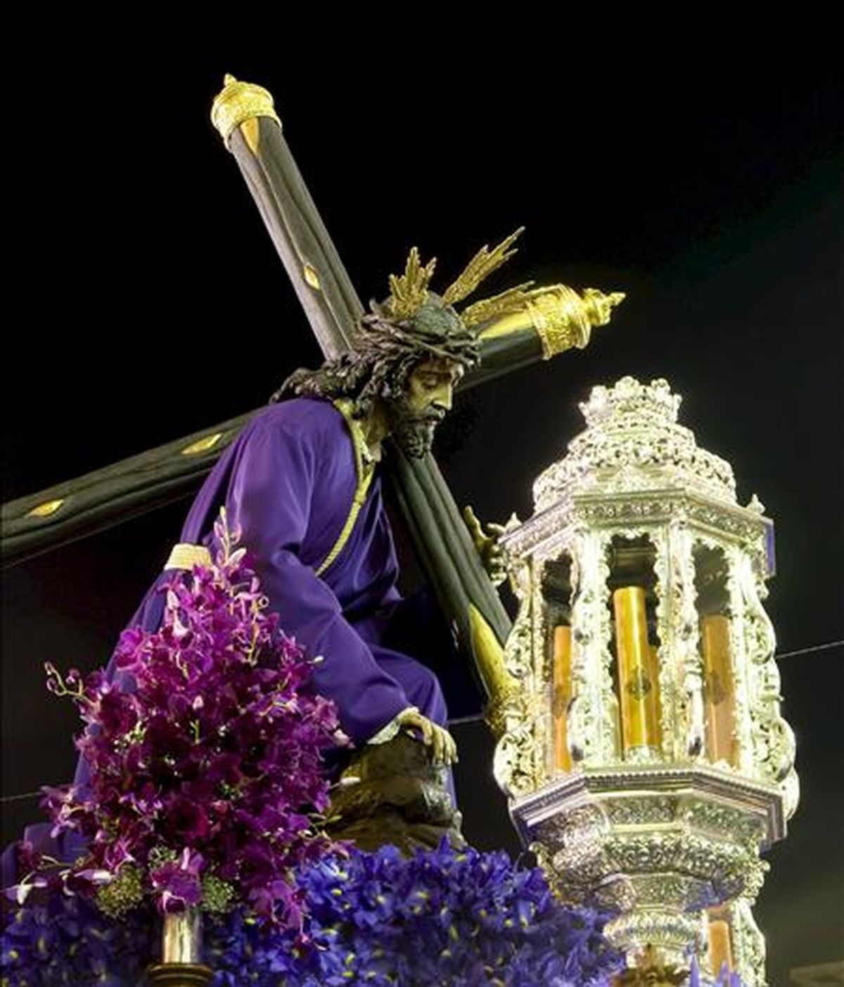 Talla de Nuestro Padre Jesús de la Salud y Pasión recorriendo las calles de Almería durante la procesión del Lunes Santo. EFE
