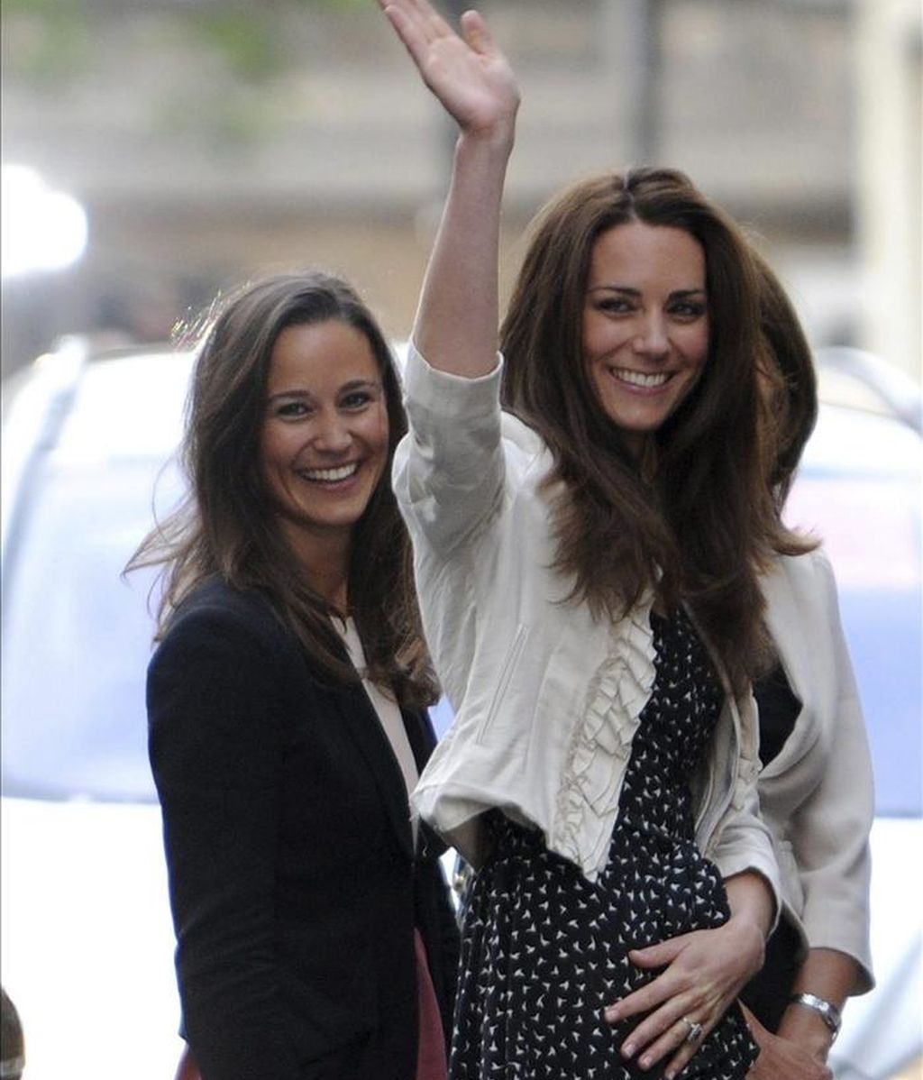 Kate Middleton (c), prometida del príncipe Guillermo, sonríe entre su hermana, Pippa (i), y su madre, Carole, en el exterior del Goring Hotel, en Londres (Reino Unido). EFE