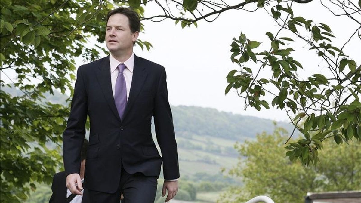 El viceprimer ministro británico, el líder liberaldemócrata Nick Clegg, ayer a su llegada al centro social de Park Hill, en el distrito electoral de Stannington, en Sheffield (Reino Unido). EFE/Archivo