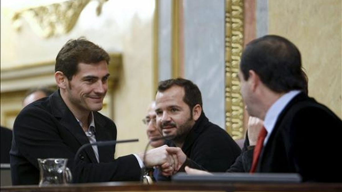 El portero del Real Madrid Íker Casillas (izda), saluda al presidente del Congreso de los Diputados, José Bono (dcha), durante la lectura continuada de la Constitución Española que se desarrolla hoy en la Cámara con motivo del 32 aniversario del texo. EFE