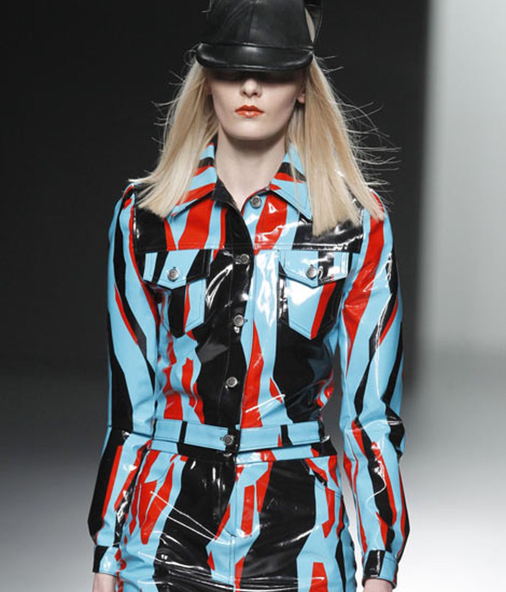 Atención a la cazadora de cuero con el estampado Crack