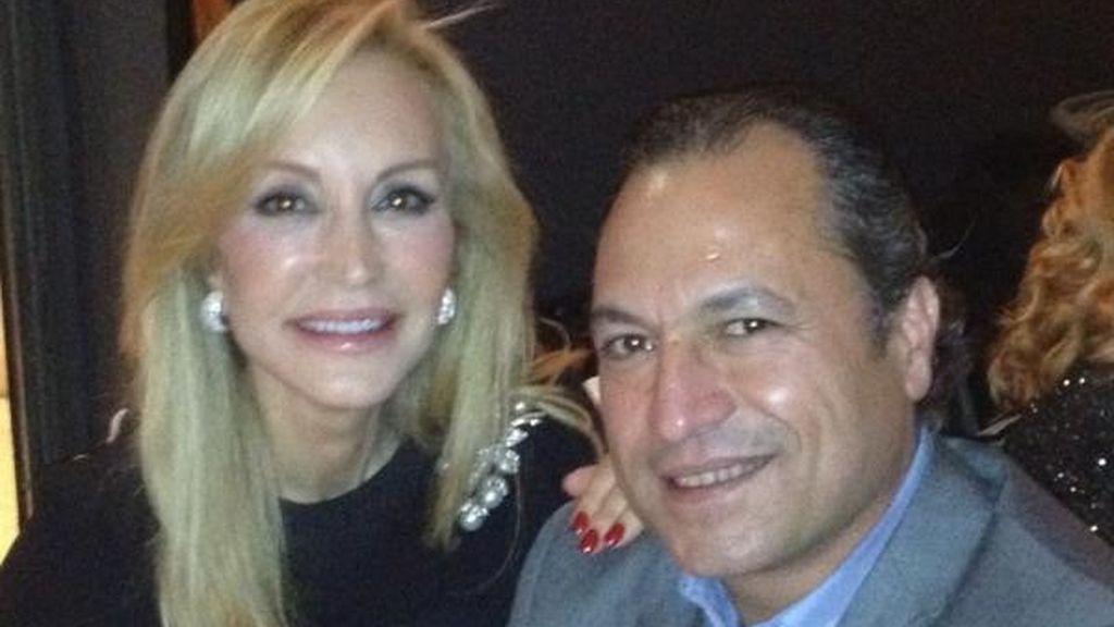 La pareja posa muy acaramelada ante la cámara