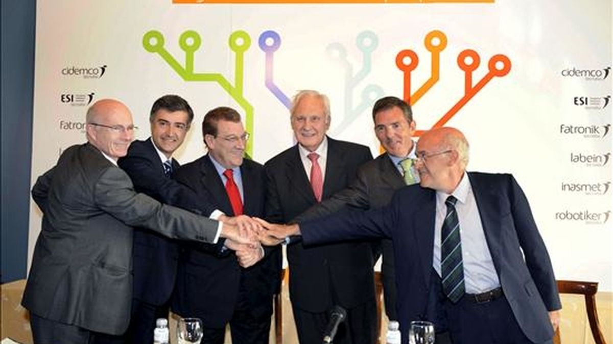 De izda a dcha. Los presidentes de seis de los ocho centros tecnológicos integrados en la Corporación Tecnológica Tecnalia, José Luis Velasco (CIDEMCO); Luigi Viscione (ESI); Félix Iraola (FATRONIK); José María Echarri (INASMET); Asís Canales (LABEIN) y Miguel Gandiaga (ROBOTIKER), durante el acto de firma hoy en Bilbao, de un protocolo de fusión de sus respectivos centros tecnológicos, pertenecientes al grupo Tecnalia. EFE