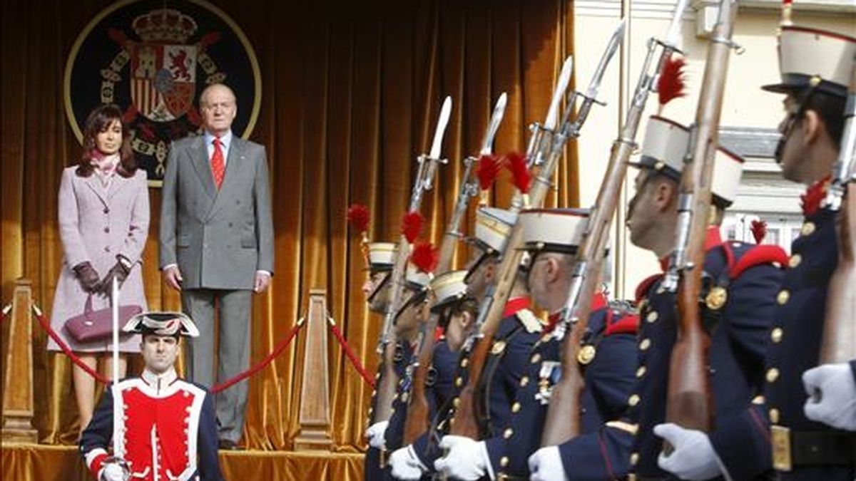 El Rey Juan Carlos y la presidenta de Argentina, Cristina Fernández de Kirchner, presencian el desfile de la Guardia Real desde un palco de honor, durante la ceremonia de bienvenida a la presidenta de Argentina en la primera jornada de su visita oficial a España. EFE