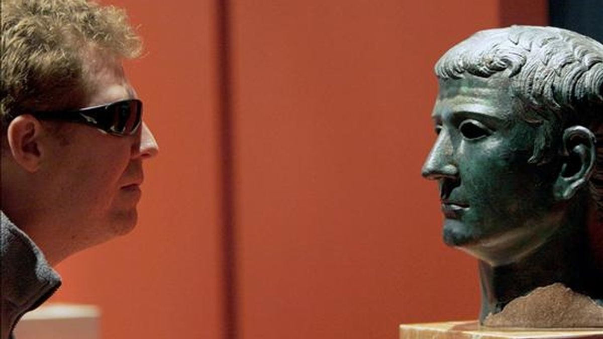 Un hombre observa un busto en el Museo de Prehistoria de Valencia, que hoy presentó la exposición "Rostros de Roma. Retratos romanos del Museo Arqueológico Nacional", con esculturas de Alejandro Magno, Marco Antonio y Nerón, entre otros. EFE