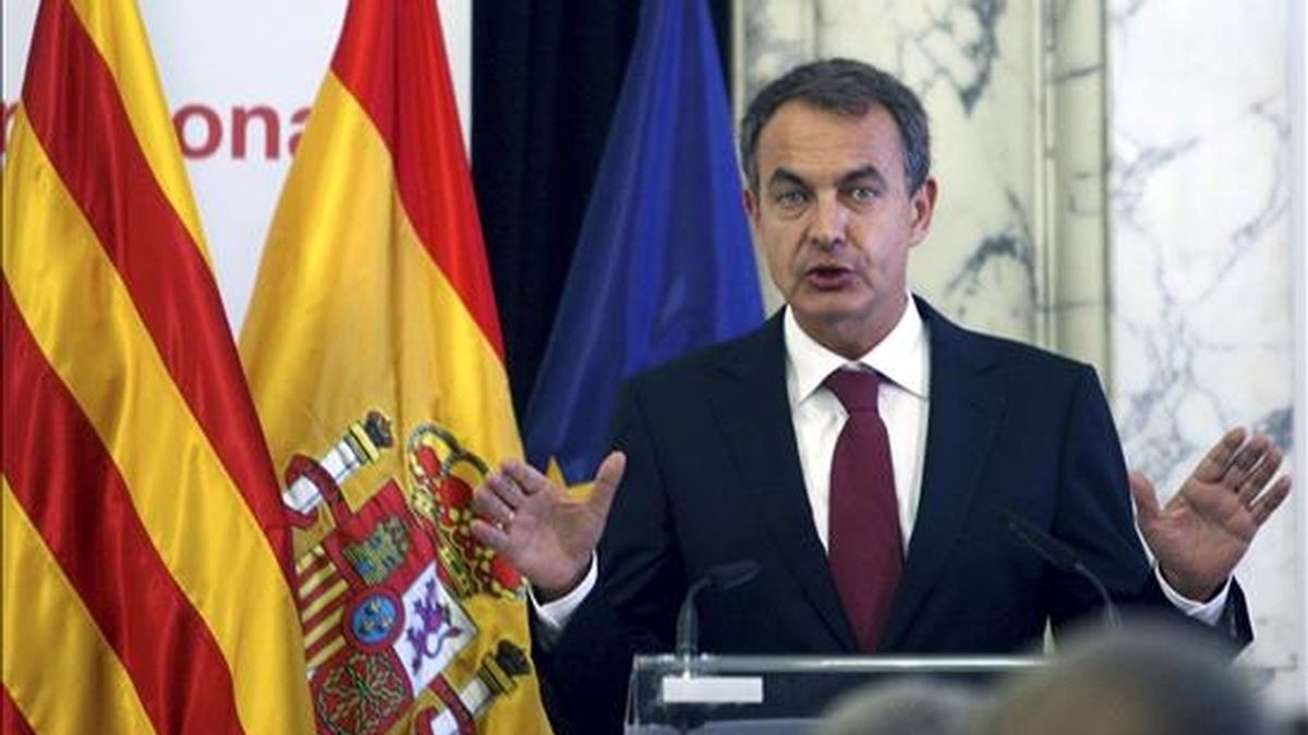 El presidente del Gobierno, José Luis Rodríguez Zapatero, durante la conferencia-coloquio organizada por el foro Tribuna Barcelona bajo el título "Cataluña y España hoy", en su primera visita a Cataluña tras el fallo del Tribunal Constitucional (TC) sobre el Estatut. EFE