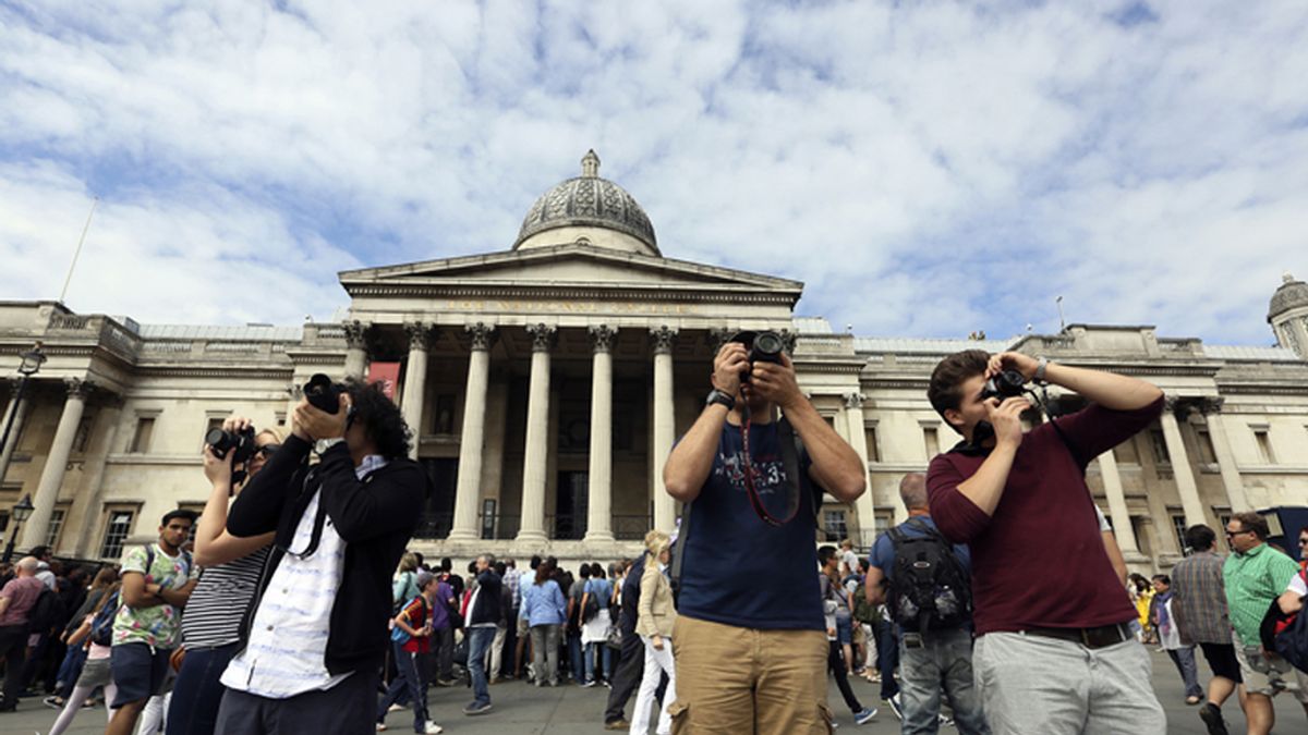 Turistas tomando fotos en Londres