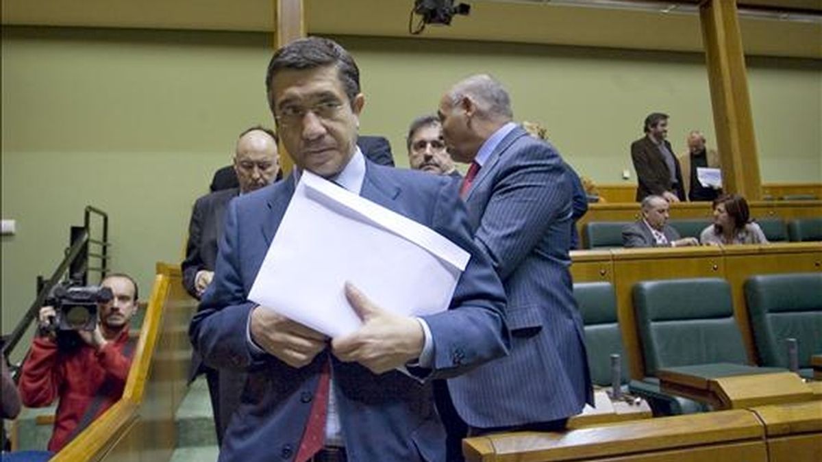 Patxi López (PSE-EE) sale del hemiciclo del Parlamento Vasco, donde hoy se ha convocado para el 5 de mayo el pleno de investidura del próximo lehendakari, que previsiblemente será el diputado socialista. EFE