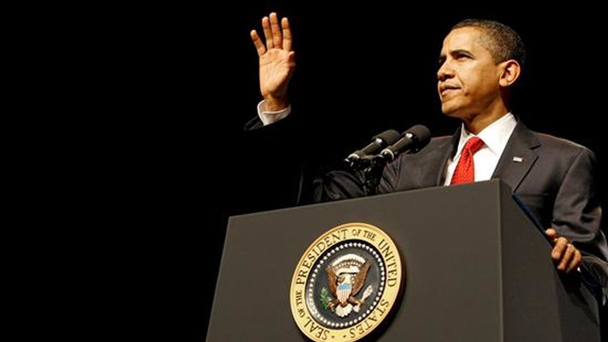El presidente estadounidense Barack Obama pronuncia un discurso durante la ceremonia de investidura del Fiscal General del Estado, Eric Holder (fuera de la imagen), en la Universidad de George Washington en Washington DC, EEUU, el pasado viernes. EFE/Archivo