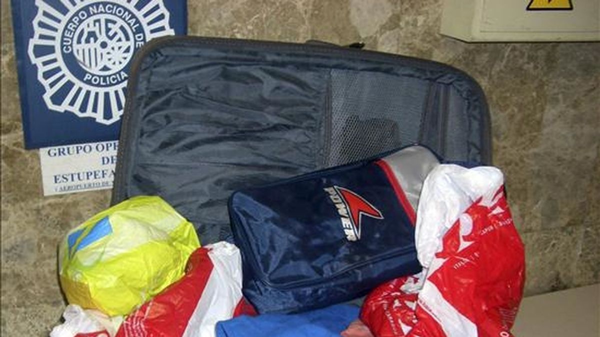Foto facilitada por la Policía Nacional de una maleta impregnada de cocaína de la que se han incautado durante una operación en la que ha detenido a dieciseis personas (nueve colombianos y siete españoles) en varios lugares del territorio nacional, que introducían importantes cantidades de cocaína a través de los aeropuertos mediante "correos" humanos. EFE