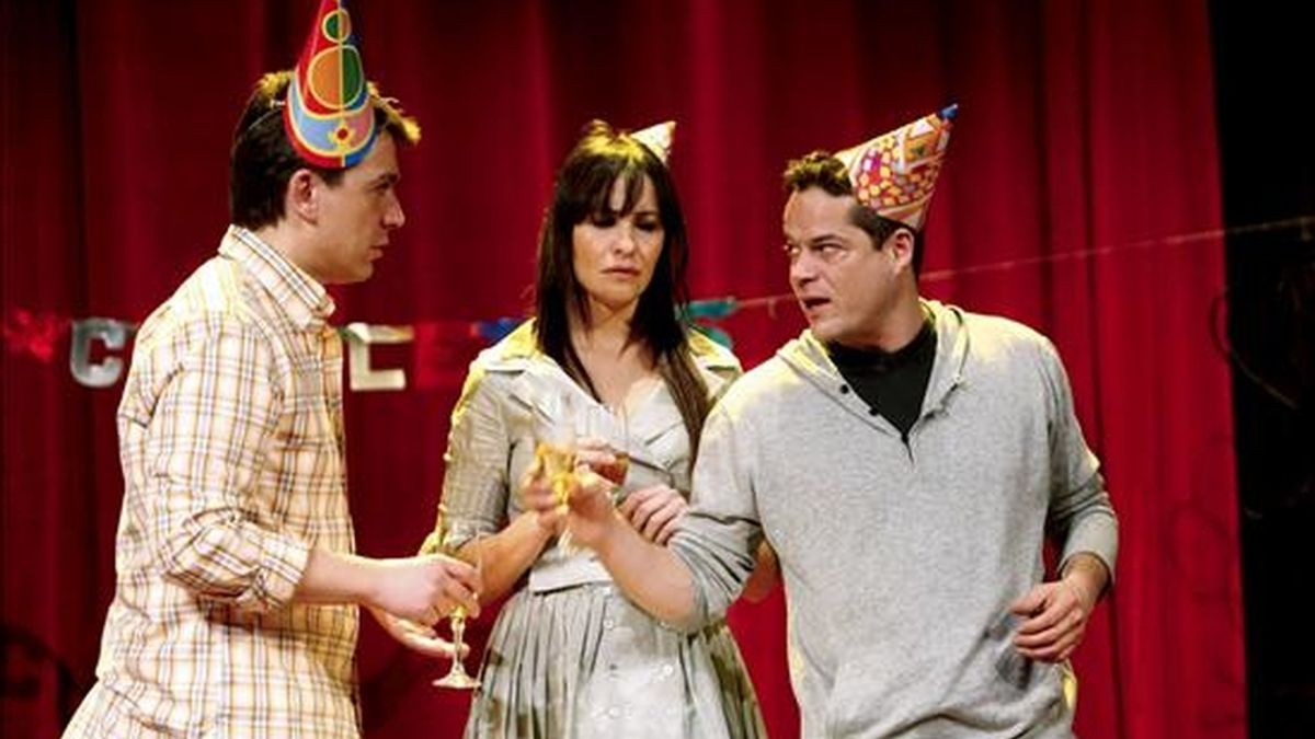 Los actores Javier Veiga, Mélani Olivares y Jorge Sanz (i-d) en un momento del pase gráfico de la obra teatral "Amigos hasta la muerte", que ha tenido lugar esta tarde en el Teatro Infanta Isabel de Madrid. EFE Los actores Javier Veiga, Mélani Olivares y Jorge Sanz (i-d) en un momento del pase gráfico de la obra teatral "Amigos hasta la muerte", que ha tenido lugar esta tarde en el Teatro Infanta Isabel de Madrid. EFE