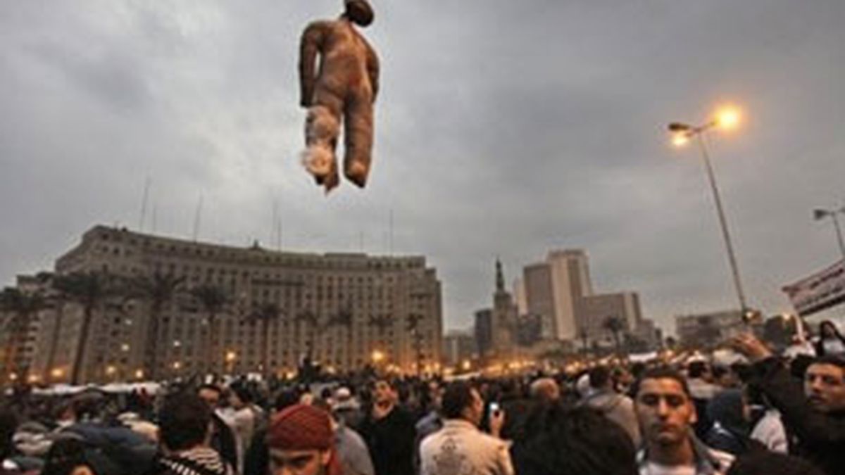 Miles de manifestantes siguen exigiendo la dimisión de Mubarak en la plaza Tahrir. Vídeo: Informativos Telecinco