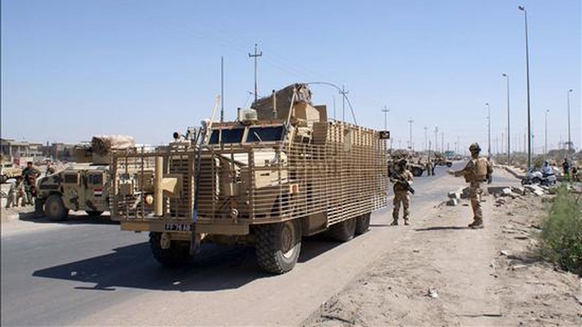 Soldados británicos montan guardia en una carretera de Basora (Irak) tras un atentado cometido el pasado lunes. EFE