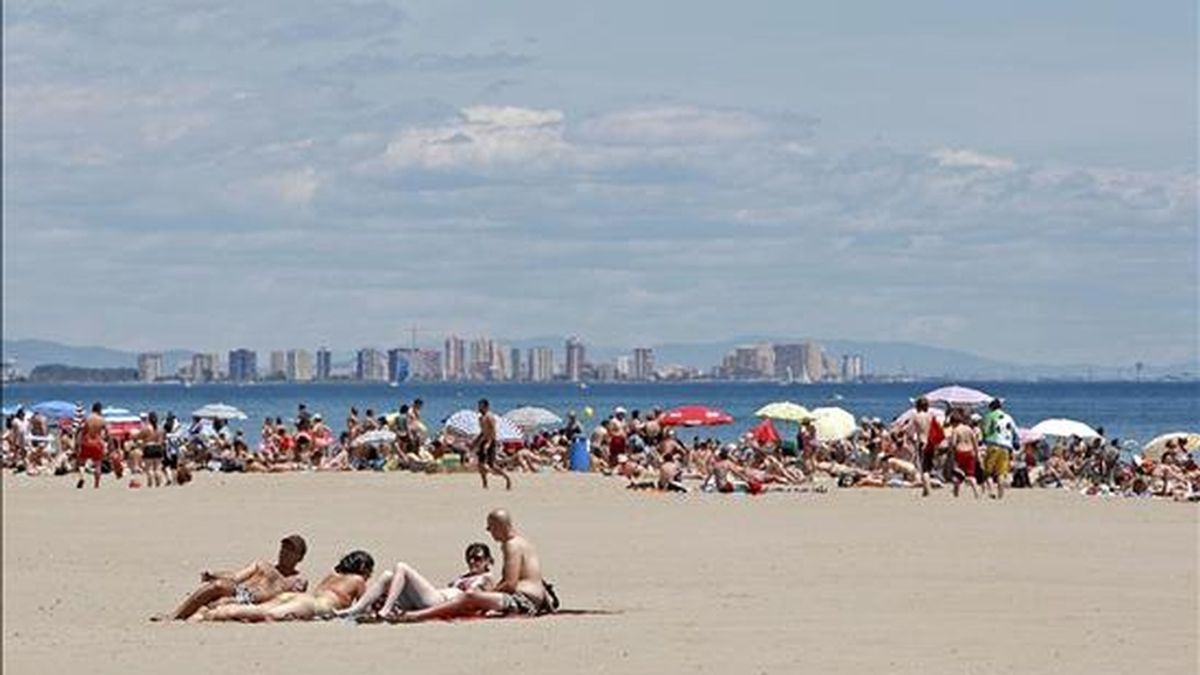 Miles de personas se han acercado a las playa de la ciudad de Valencia para disfrutar del intenso sol y la altas temperaturas. EFE/Archivo
