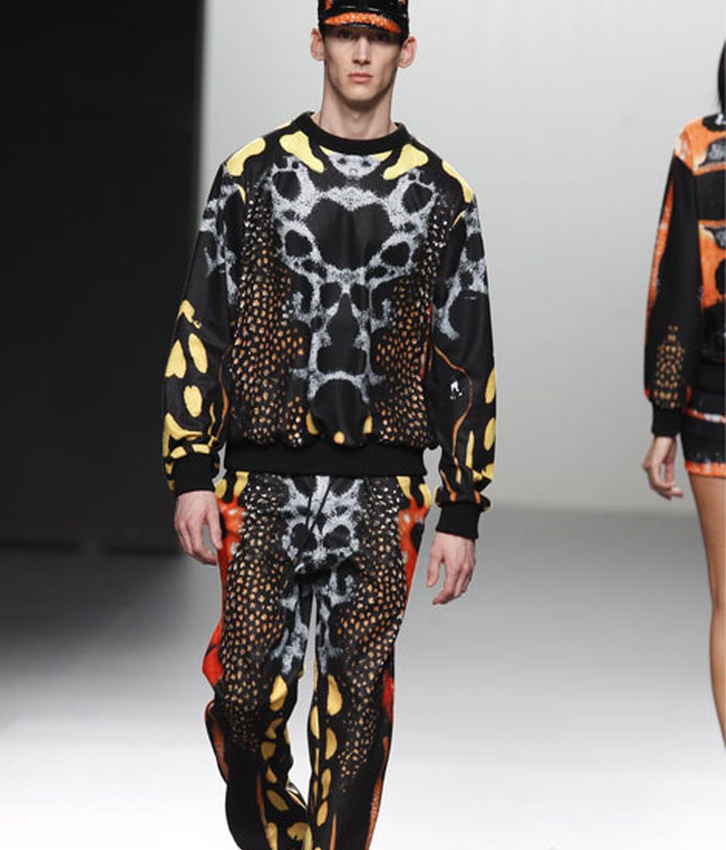 Atención a la cazadora de cuero con el estampado Crack