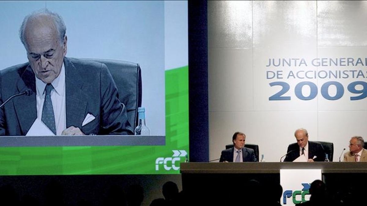 El presidente y delegado de FCC,Baldomero Falcones (c), durante la junta general ordinaria de accionistas de Fomento de Construcciones y Contratas S.A., celebrada en Barcelona. EFE/Archivo