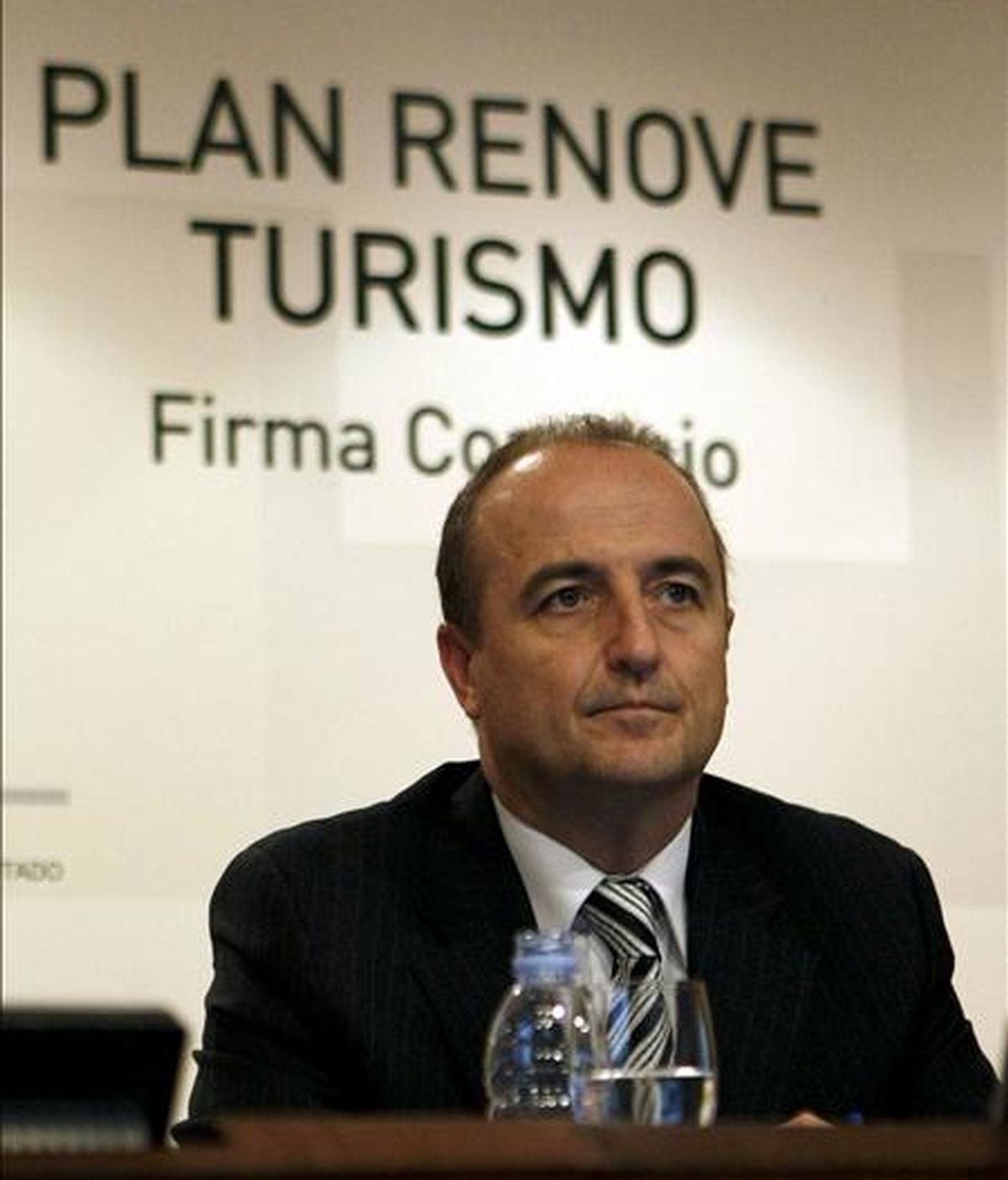 El ministro de Industria, Turismo y Comercio, Miguel Sebastián, presidió en Madrid la firma del Convenio con el ICO para instrumentar la Línea de Financiación del Plan Renove de Turismo 2009. EFE/Archivo