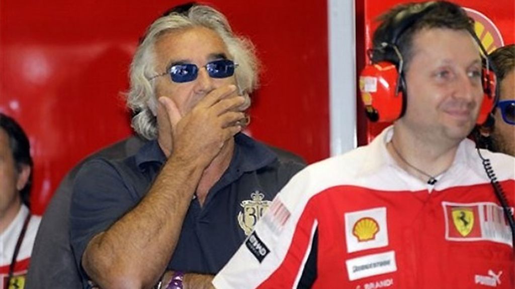 Briatore vio la victoria de Alonso desde el box de Ferrari. FOTO: AP. Briatore vio la victoria de Alonso desde el box de Ferrari. FOTO: AP.