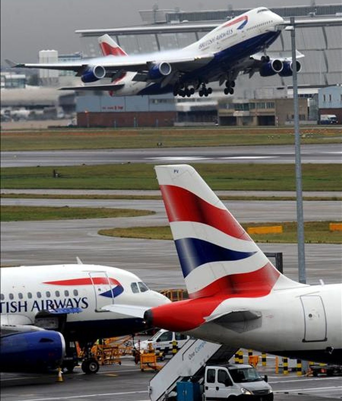 Aviones de British Airways (BA) en el aeropuerto de Heathrow en Londres, Reino Unido. Vídeo: ATLAS