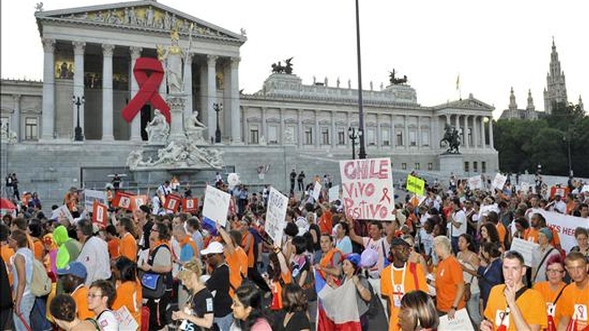 Varias personas participan en la marcha celebrada como parte de la décimo octava Conferencia Internacional sobre el Sida 2010, en Viena, Austria, ayer martes, 20 de julio. EFE