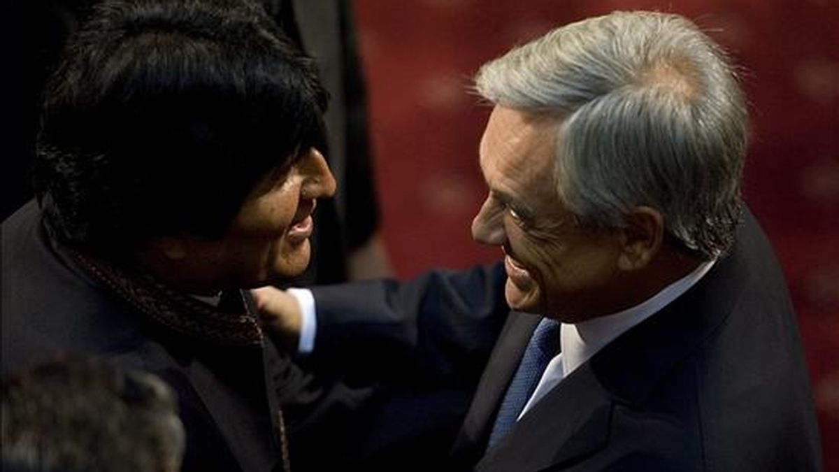 El presidente chileno, Sebastián Piñera (d), saluda al mandatario boliviano, Evo Morales (i), el pasado 11 de marzo de 2010. EFE/Archivo