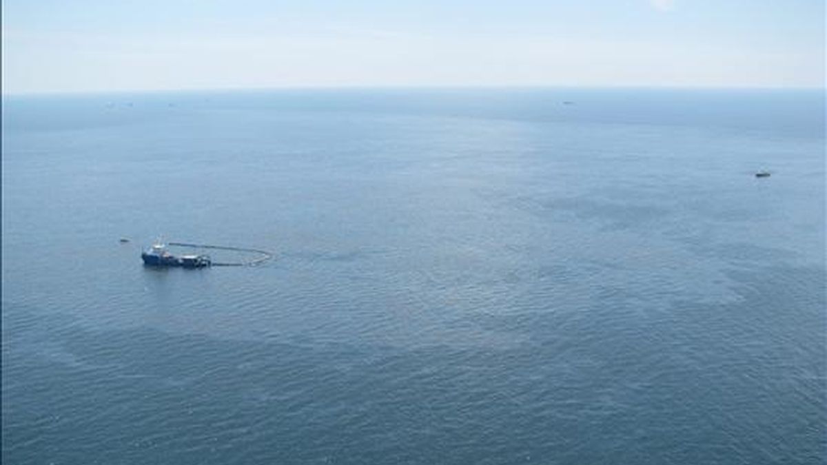 Fotografía cedida el 22 de abril por la Guardia Costera estadounidense que muestra a dos barcos trabajando en las labores de limpieza del crudo vertido en el sitio donde estaba ubicada la plataforma petrolífera Deepwater Horizon. EFE