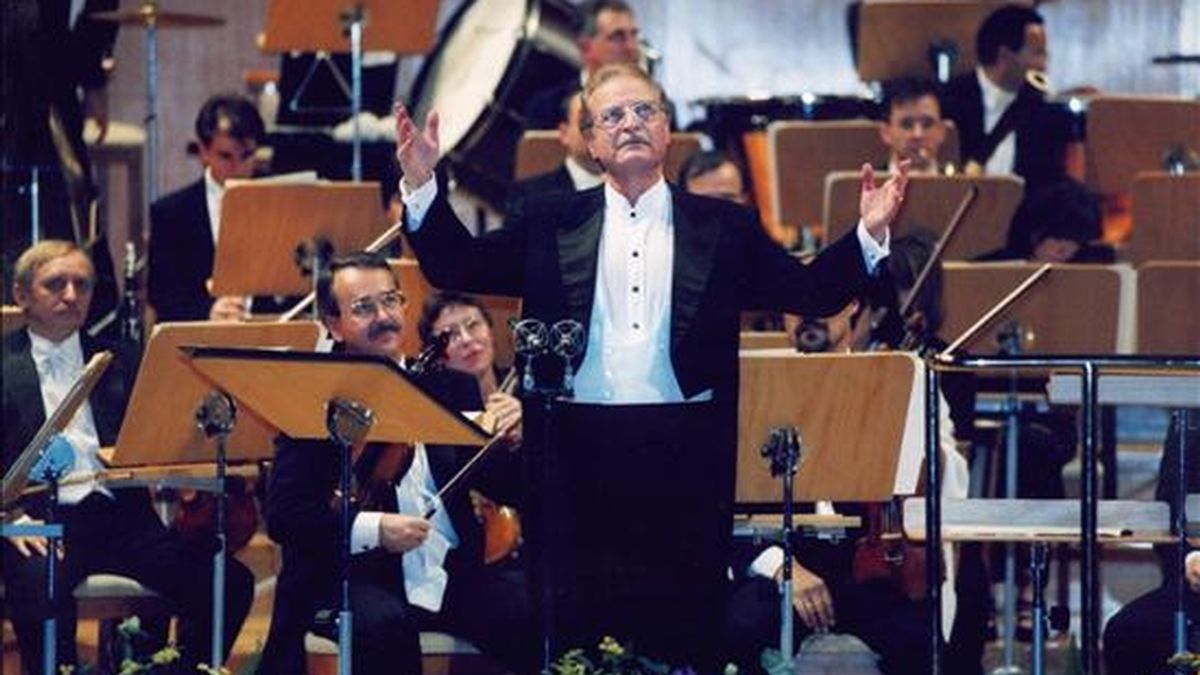 Fotografía de archivo del 7 de noviembre de 1997 del tenor Alfredo Kraus en un recital de zarzuela en el Auditorio Nacional de música. EFE/Archivo