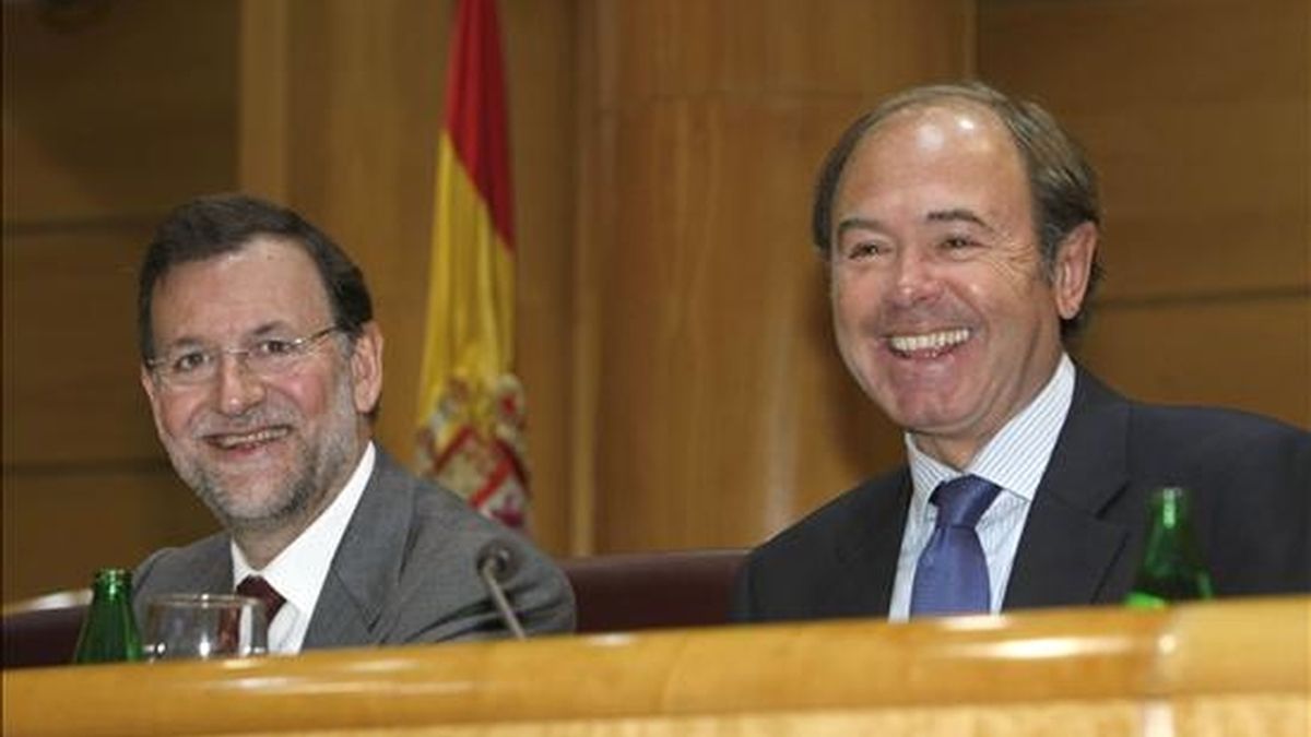 El presidente del PP, Mariano Rajoy (i), acompañado por el portavoz de su partido en la Cámara Alta, Pío García-Escudero, bromean en el Senado, donde presidió la reunión del Grupo Parlamentario Popular. EFE
