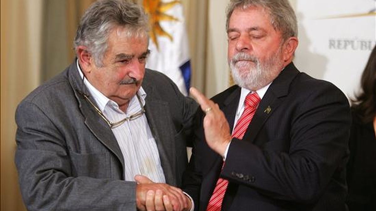 El presidente uruguayo, José Mujica (i), saluda el pasado 4 de mayo de 2010, a su homólogo brasileño, Luiz Inácio Lula da Silva (d), durante una declaración conjunta en la Residencia Oficial de Suárez en Montevideo (Uruguay). EFE/Archivo