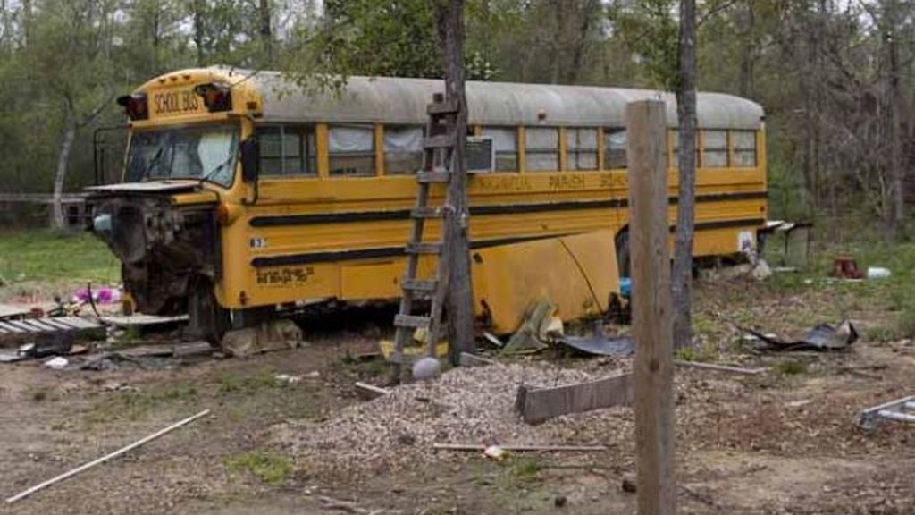 Localizan a dos niños de 11 y 5 años viviendo solos en un autobús escolar abandonado