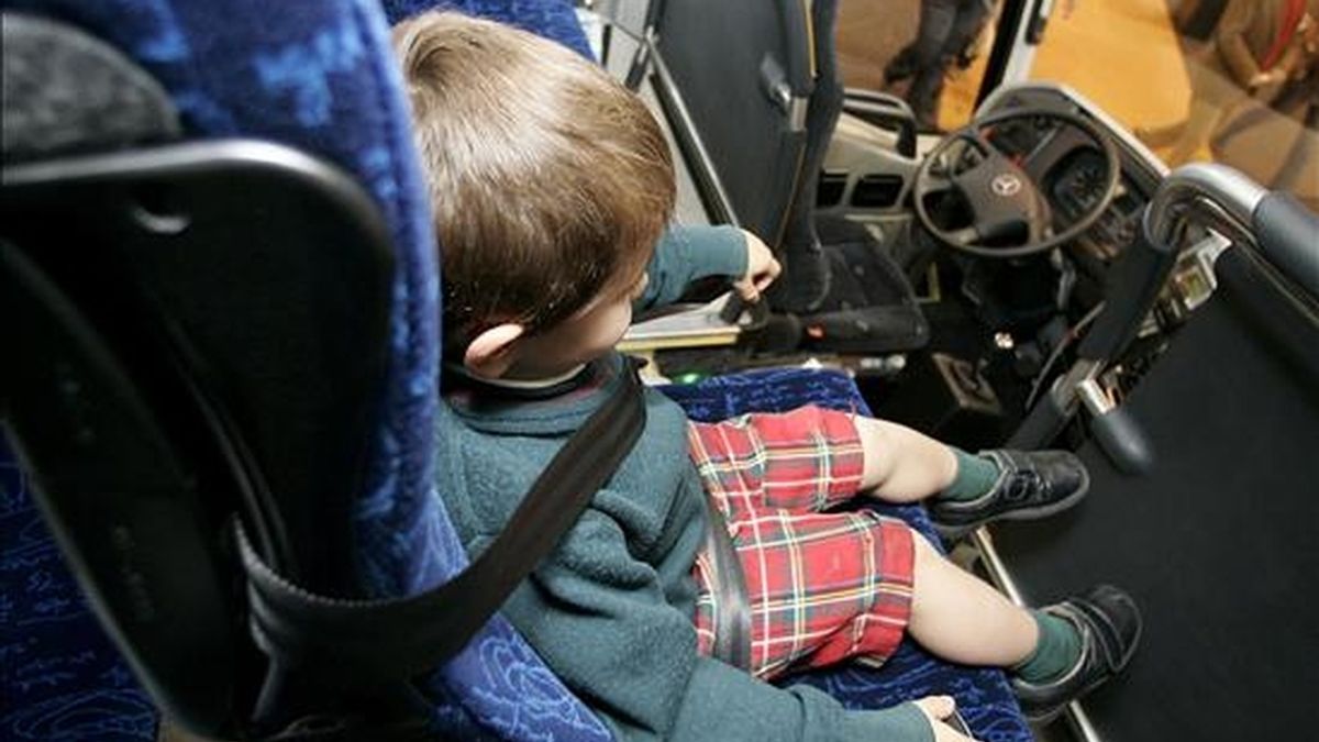 En la imagen, un niño sentado con un cinturón de seguridad en un autobús. EFE/Archivo