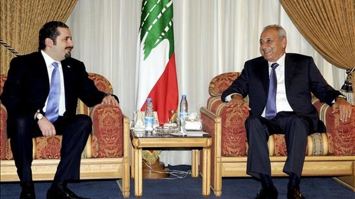 Fotografía facilitada por el parlamento libanés del recién designado primer ministro, Saad Hariri, (izq.), junto al presidente del Parlamento libanés, Nabih Berri. EFE
