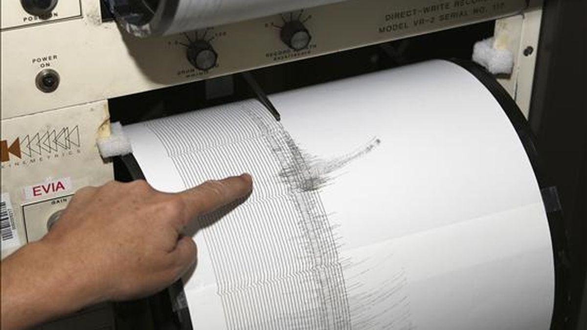 Momento en que un sismógrafo recoge una réplica de un terremoto de 5,1 grados. EFE/Archivo