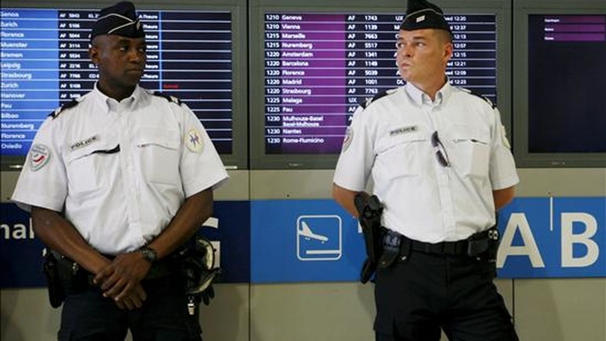 Policías franceses patrullan en el aeropuerto parisino de Roissy Charles de Gaulle. EFE