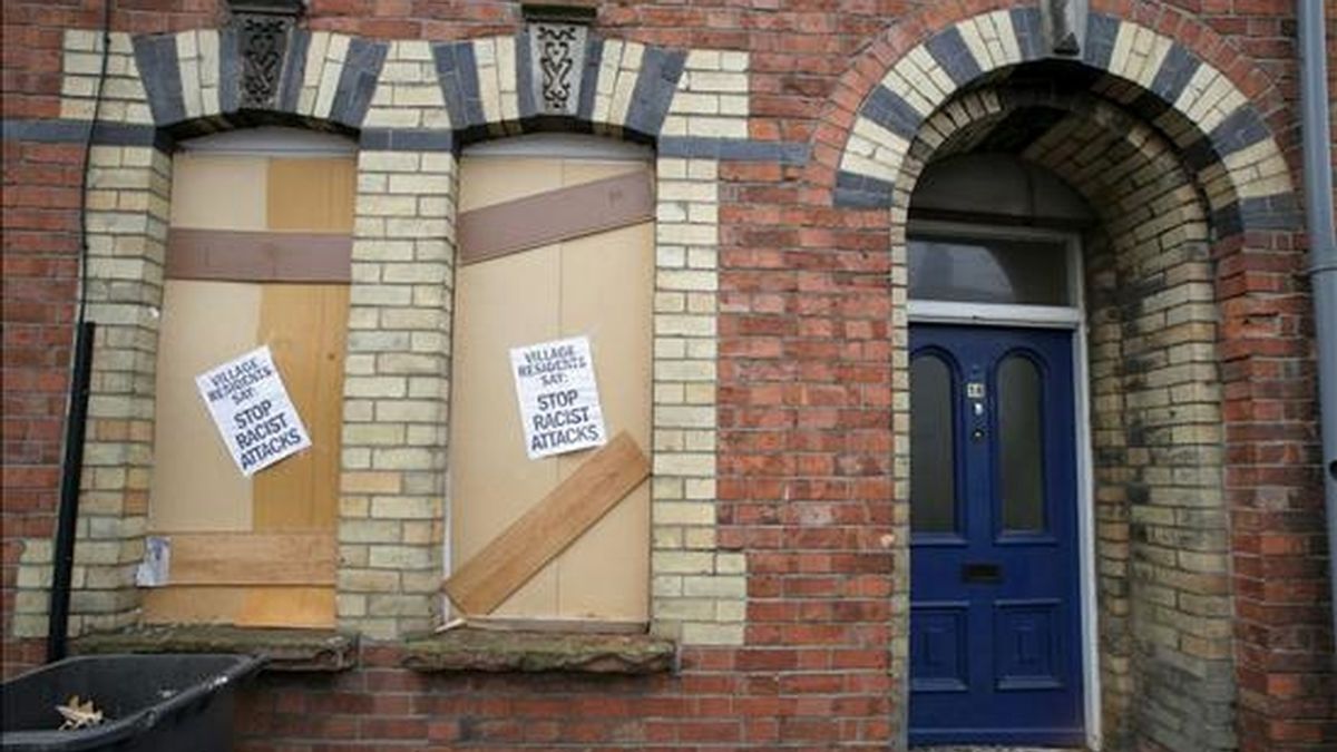 Vista de una de las viviendas ocupadas por ciudadanos rumanos que fueron atacadas el pasado 17 de junio en el área de Lisburn, al sur de Belfast, Irlanda del Norte. EFE/Archivo
