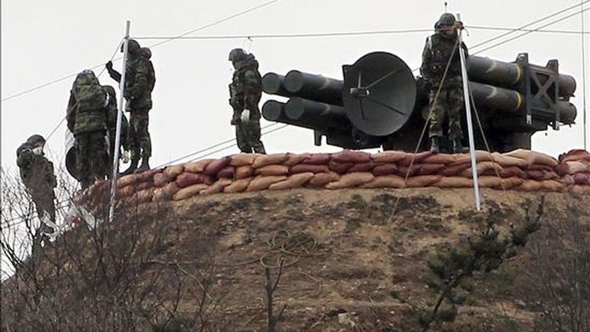 Soldados surcoreanos instalan un misil antiaéreo del tipo "Cheonma", en la isla Baengnyeong que bordea a Corea del Norte hoy, 3 de diciembre de 2010. El designado ministro de Defensa de Corea del Sur, Kim Kwan-jin, aseguró hoy que su país responderá con una ofensiva aérea si Corea del Norte lleva a cabo nuevos ataques, tras el que mató a cuatro surcoreanos en la isla de Yeonpyeong el 23 de noviembre. EFE/Yonhap
