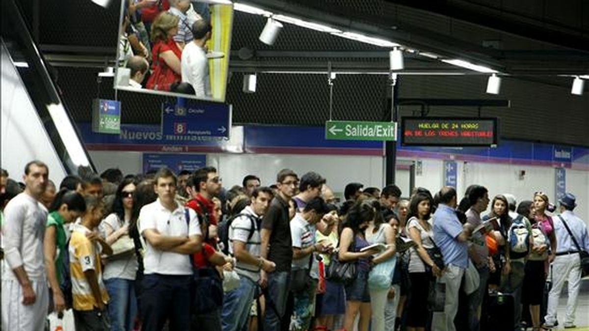 Cientos de personas esperan la llegada del suburbano en la estación de Nuevos Ministerios durante la nueva jornada de huelga de los trabajadores del Metro madrileño, la séptima, que se ha iniciado esta mañana con unos servicios mínimos del 50 por ciento. EFE