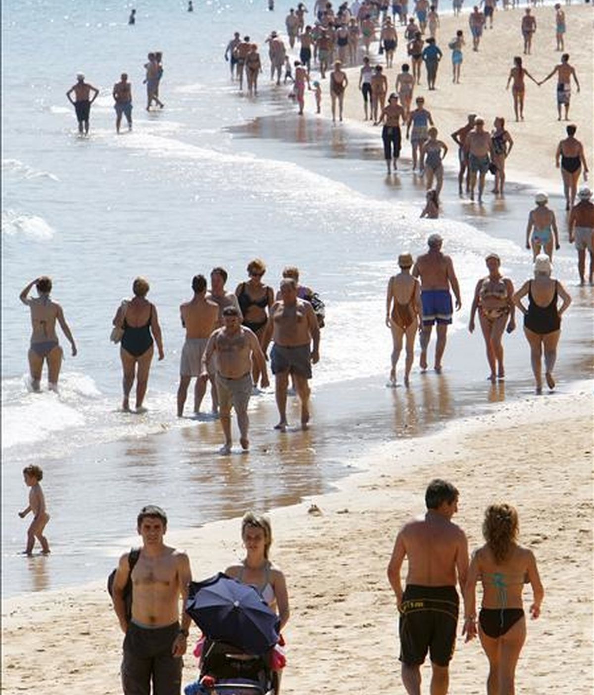 Numerosos turistas y donostiarras pasean hoy por la playa de Ondarreta de San Sebastián. EFE/Archivo