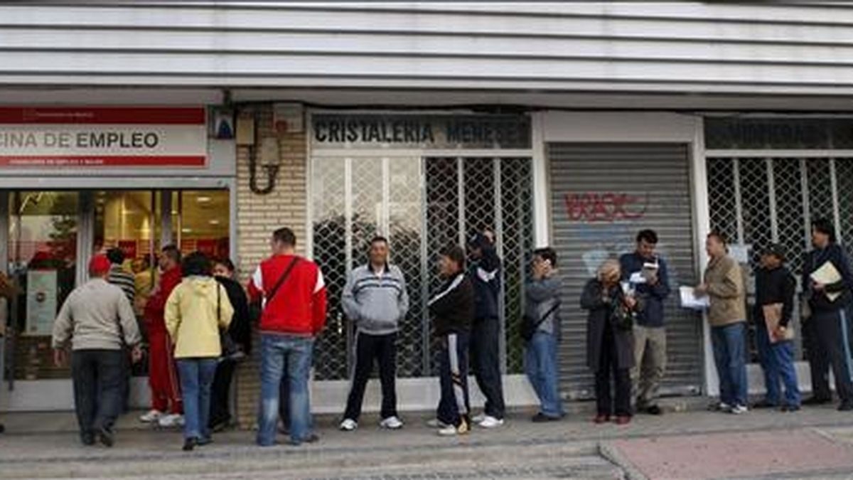 Decenas de personas esperan su turno ante una oficina del INEM en el madrileño barrio de Santa Eugenia. EFE/Archivo