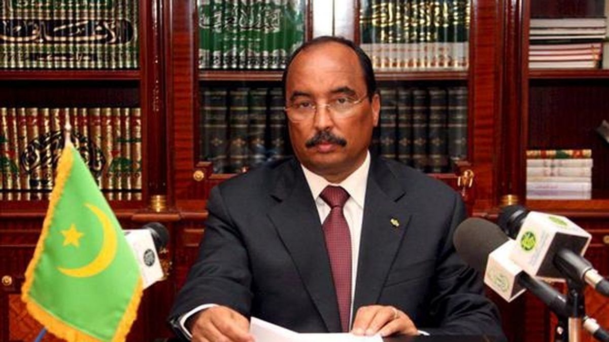 El jefe de la junta que gobierna Mauritania desde el golpe de estado del pasado año, general Mohamed Ould Abdel Aziz, se dirige a la nación para anunciar que abandona el poder para participar en las elecciones presidenciales anticipadas del próximo 6 de junio, en la oficina presidencial en Nouakchott, Mauritania, hoy, 16 de abril.EFE/Ahmed El Hadj