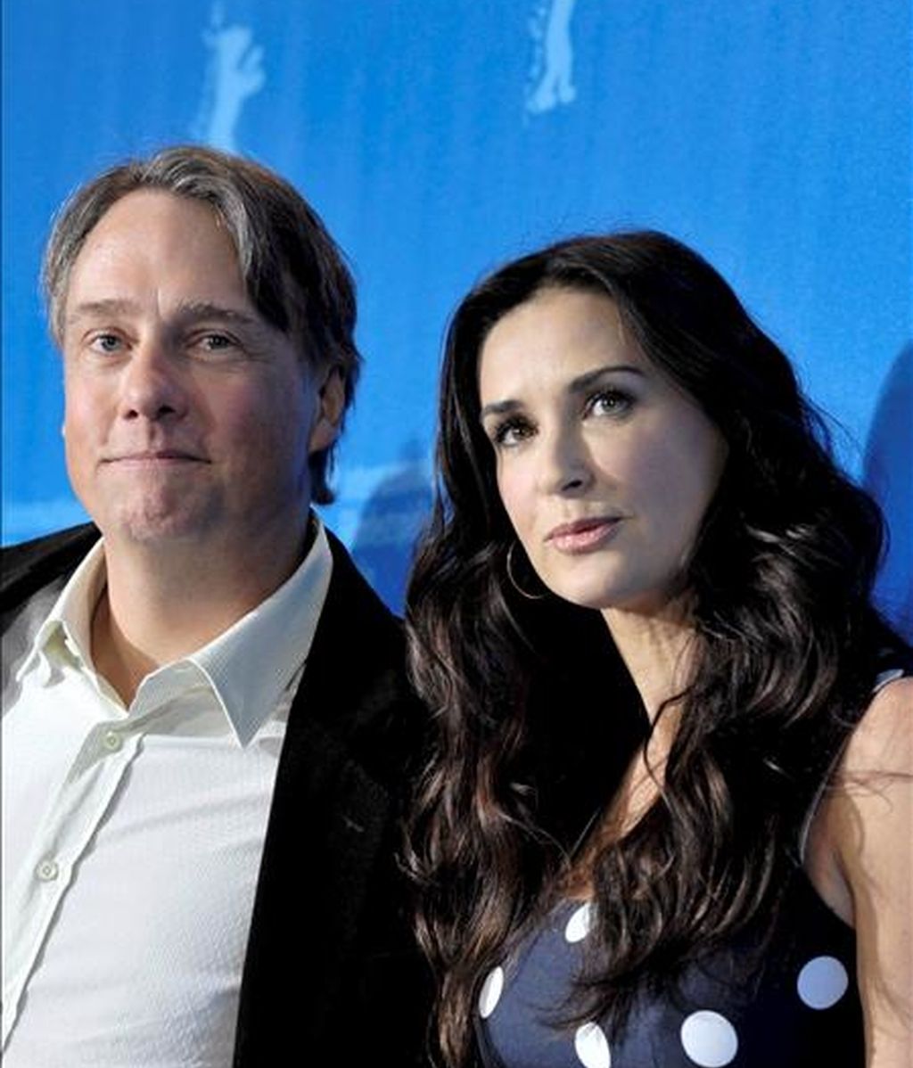 La actriz estadounidense Demi Moore (d) posa junto al director Mitchell Lichtenstein durante la rueda de prensa de presentación de la película 'Happy Tears' en el 59º Festival Internacional de Cine de Berlín (Alemania), hoy, 11 de febrero. Los ganadores del certamen se anunciarán el próximo sábado, día 14 de febrero. EFE La actriz estadounidense Demi Moore (d) posa junto al director Mitchell Lichtenstein durante la rueda de prensa de presentación de la película 'Happy Tears' en el 59º Festival Internacional de Cine de Berlín (Alemania), hoy, 11 de febrero. Los ganadores del certamen se anunciarán el próximo sábado, día 14 de febrero. EFE