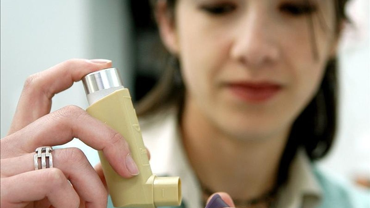 Una enfermera muestra el uso de un inhalador. EFE/Archivo