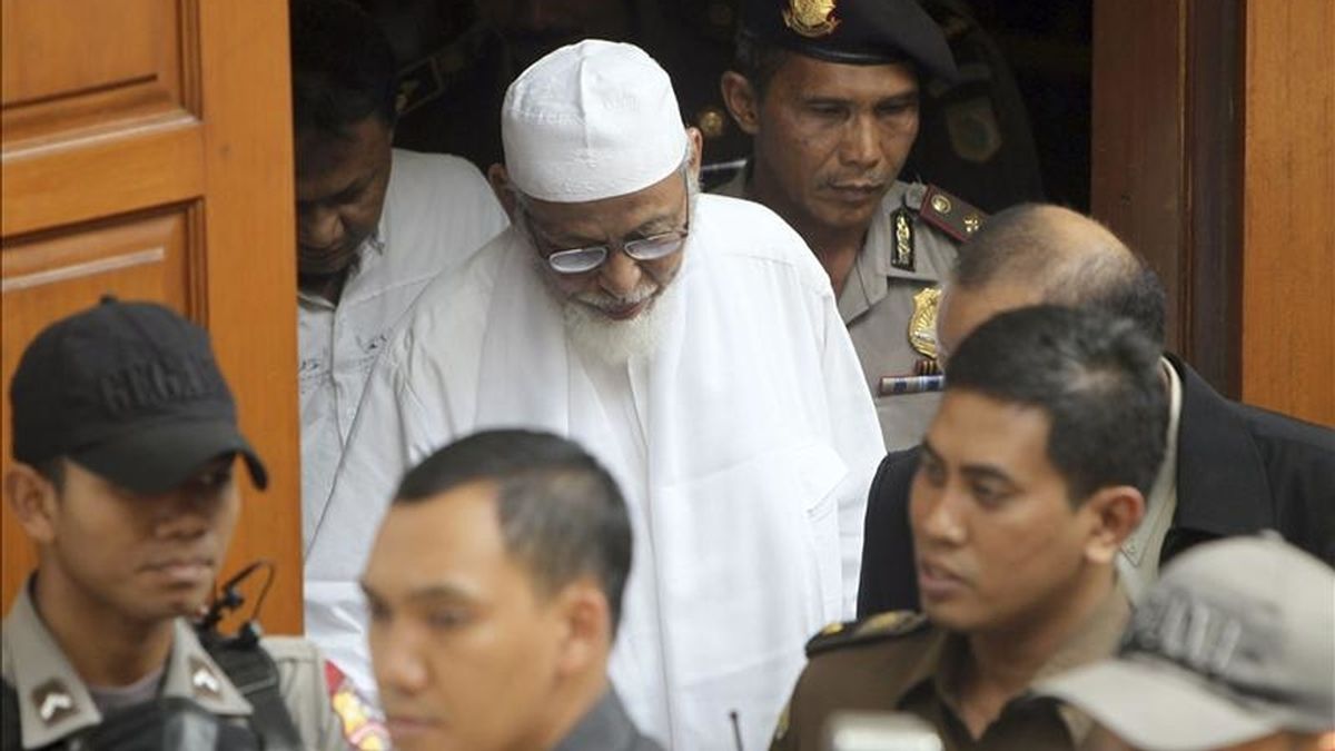 El clérigo islámico Abu Bakar Bashir (c) sale de la corte tras su juicio en Yakarta, Indonesia, hoy, lunes 9 de mayo de 2011. La Fiscalía de Indonesia retiró hoy por falta de pruebas los dos cargos más graves contra el guía espiritual de Yemaa Islamiya, el eslabón de Al Qaeda en el Sudeste Asiático, y pidió la cadena perpetua por un delito de financiación de grupo terrorista. EFE